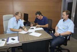 Presidente Chico e secretário Valentim assinando o contrato de permissionária na sede da Cegero. Acompanhou o ato o Coordenador de Regulação, Flávio Schlickmann